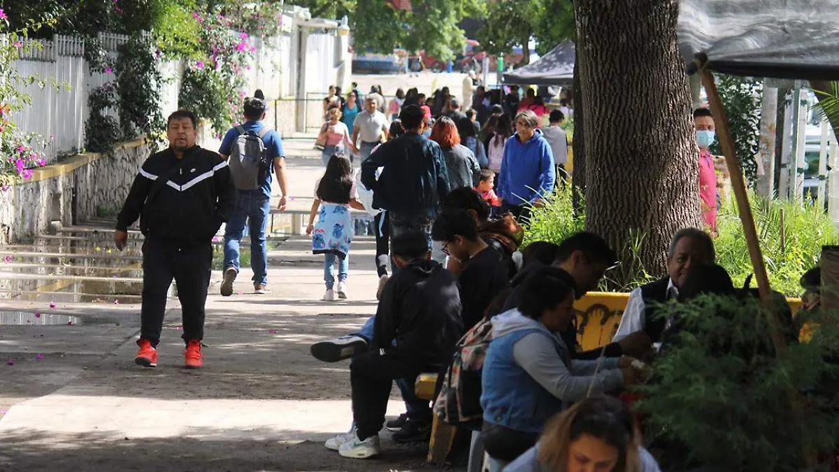 Largas filas de padres de familia se registraron afuera del Centro Escolar Niños Héroes de Chapultepec (CENHCH)